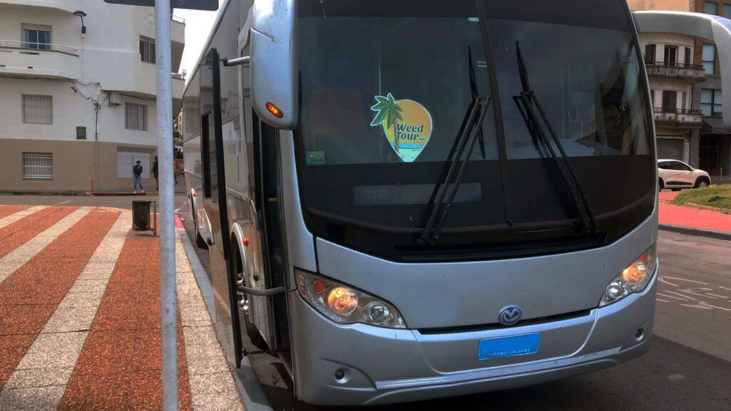 O transporte dos passeios da WeedTour são feitos com van, ônibus ou carro?